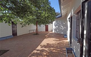 1 Bedroom Garden Cottage in Hurlingham
