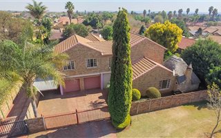 4 Bedroom House in Rooihuiskraal North