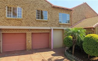 4 Bedroom House in Rooihuiskraal North