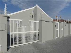 3 Bed House in Grassy Park