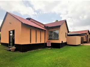 3 Bed House in Roodepoort West