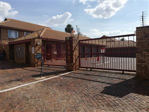 3 Bed Apartment in Zwartkop