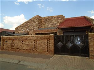 3 Bed House in Protea North