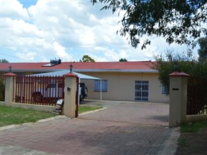 7 Bed House in Queenstown Central