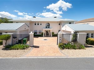 5 Bed House in Silvertree Estate