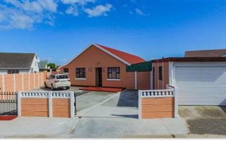 5 Bedroom House in Pelikan Park
