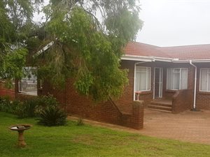 3 Bed House in Van Riebeeck Park