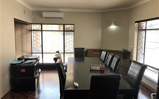 918 m² Office Space in Wilkoppies