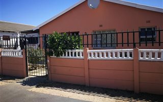 3 Bedroom House in Groenheuwel