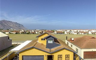 4 Bedroom House in Gordons Bay Central