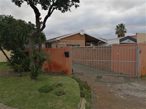 3 Bed House in Grassy Park