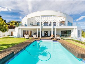 5 Bed House in Montclair