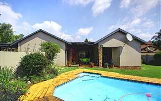 4 Bedroom House in Wilgeheuwel