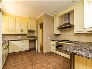 4 Bed House in Kloofendal