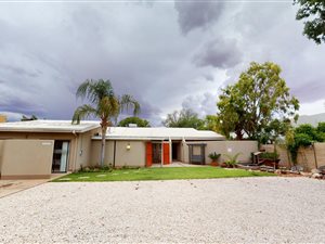 8 Bed House in Flora Park