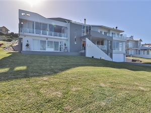 8 Bed House in Struisbaai