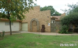 5 Bedroom House in Jim Fouche Park
