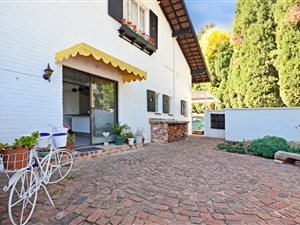 2 Bed Garden Cottage in Bryanston West