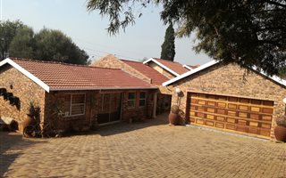 4 Bedroom House in Noordheuwel
