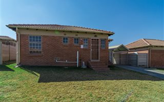 2 Bedroom House in Rooihuiskraal