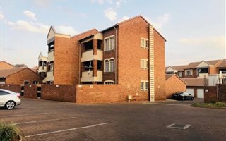 2 Bedroom Apartment in Die Hoewes