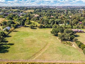 8565 m² Land available in President Park