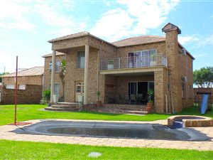 4 Bed House in Heuningklip