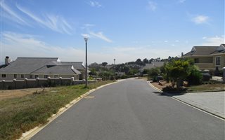 830 m² Land available in Zevenwacht