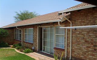 2 Bedroom Townhouse in Noordheuwel