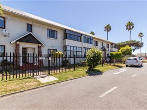 2 Bed Apartment in Bergvliet