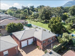 2 Bedroom House in Die Wingerd