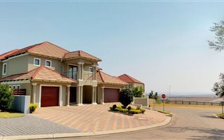 4 Bedroom House in Kosmosdal