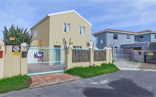3 Bedroom House in Gordons Bay Central