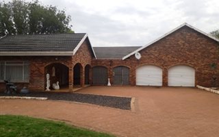 2.9 ha Farm in Brits Central
