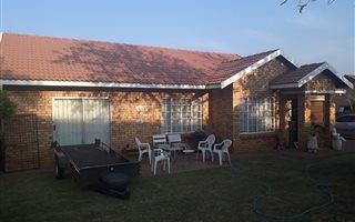 3 Bedroom House in Azaleapark