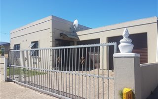 2 Bedroom House in Grassy Park