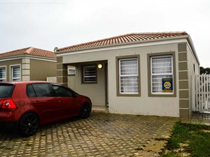 3 Bed House in Strandfontein