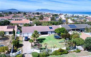 4 Bedroom House in Duynefontein