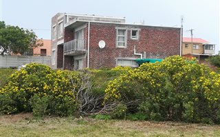 715 m² Land available in Perlemoenbaai