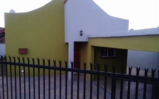2 Bedroom House in Olievenhoutbosch