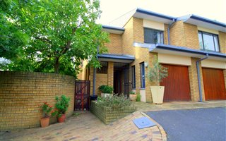 2 Bedroom Duplex in Somerset West Central