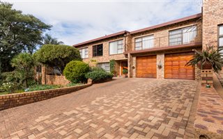 4 Bedroom House in Helderkruin