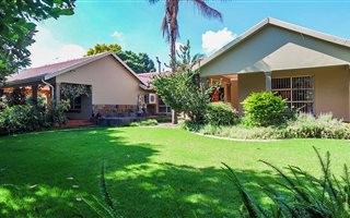4 Bedroom House in Elarduspark