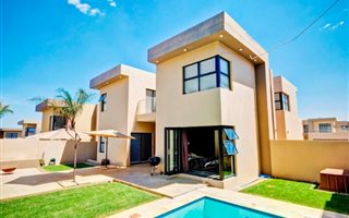 4 Bedroom Duplex in North Riding AH