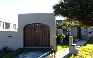135 m² Commercial space in Tableview