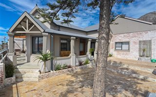 6 Bedroom House in Walmer Estate