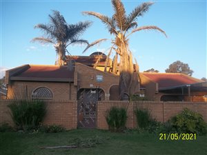 4 Bed House in Dewalt Hattingh Park