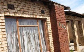 3 Bedroom House in Motsu