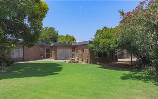 4 Bedroom House in Elarduspark
