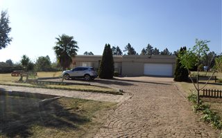 400 m² Commercial space in Blue Hills
